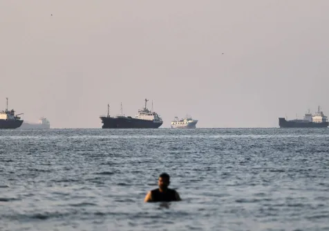 مضيق هرمز كما يبدو من شاطئ مدينة بندر عباس الإيرانية (أ.ب)