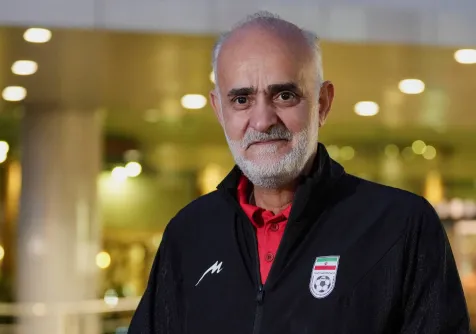 عمر نبي المشرف على المنتخب الإيراني (رويترز)