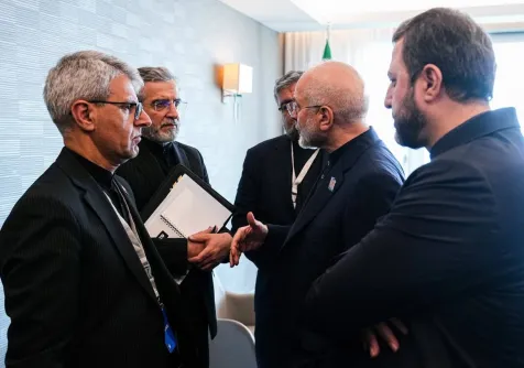 بقائي يستمع إلى رئيس البرلمان وكبير المفاوضين مع الولايات المتحدة محمد باقر قاليباف ونائب أمين عام مجلس الأمن القومي علي باقري كني ونائب وزير الخارجية كاظم غريب آبادي على هامش محادثات سويسرا الأحد (الخارجية الإيرانية)