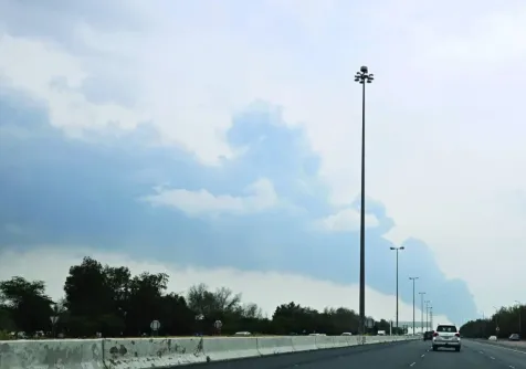 تصاعد الدخان من منطقة مطار الكويت الدولي بعد غارة جوية بطائرة مسيرة استهدفت مستودع وقود (أرشيفية - أ.ف.ب)