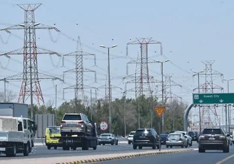 مركبات تسير على طول طريق سريع على مشارف مدينة الكويت في 8 يوليو 2026 (أ.ف.ب)