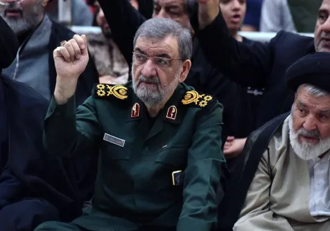 القيادي في «الحرس الثوري» محسن رضائي يردد هتافات في مراسم ذكرى وفاة الخميني الـ37 في طهران (جماران)
