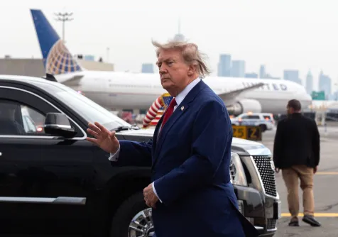 الرئيس الأميركي دونالد ترمب ينزل من الطائرة الرئاسية في مطار نيوارك ليبرتي الدولي، وخلفه مدينة نيويورك، الجمعة 7 أغسطس 2026 (أ.ب)