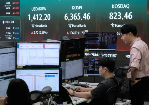 متداولو العملات يراقبون تحركات مؤشر «كوسبي» وسعر صرف الدولار مقابل الوون في بنك «هانا» بسيول (أ.ب)