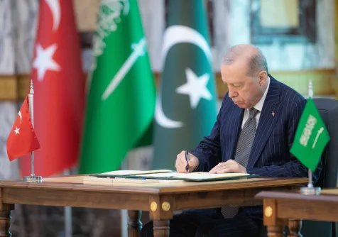 الرئيس التركي رجب طيب إردوغان خلال توقيعه «اتفاقية مكة للدفاع المشترك» الجمعة (واس)