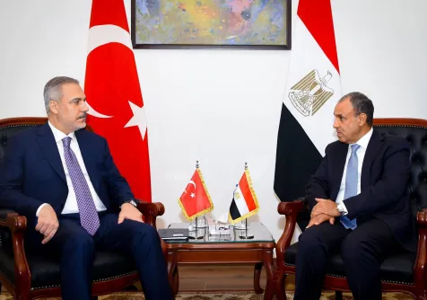 وزير الخارجية المصري بدر عبد العاطي يستقبل نظيره التركي خلال لقاء سابق في مدينة العلمين (الخارجية المصرية)