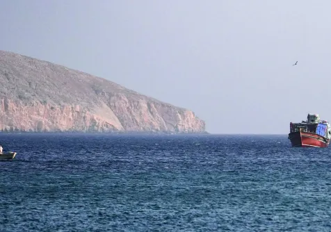 سفينة قرب مضيق هرمز (رويترز)