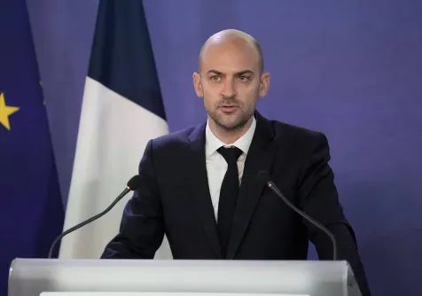 وزير الخارجية الفرنسي جان نويل بارو يعقد مؤتمراً صحافياً في باريس 2 مارس 2026 (رويترز)