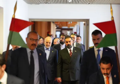 رئيس البرلمان العراقي هيبت الحلبوسي مع رئيس البرلمان الإيراني محمد باقر قاليباف عند مدخل المجلس (موقع المجلس)