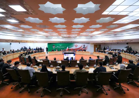 الرئيس الإيراني مسعود بزشكيان خلال مؤتمر صحافي في طهران 8 أغسطس 2026 (الرئاسة الإيرانية - أ.ف.ب)