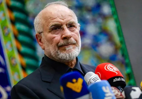 رئيس البرلمان الإيراني محمد باقر قاليباف خلال مؤتمر صحافي في كربلاء بالعراق 20 أغسطس 2026 (أ.ف.ب)