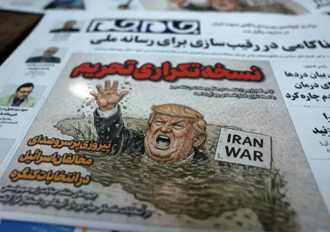 نسخة من صحيفة «جامع جام» الإيرانية اليومية تحمل رسماً كاريكاتورياً للرئيس الأميركي دونالد ترمب وعنواناً باللغة الفارسية: «نسخة العقوبات المكررة» (إ.ب.أ)
