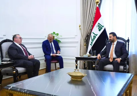 رئيس الحكومة العراقية علي الزيدي خلال لقائه القائم بأعمال السفارة الأميركية جوشوا هاريس (إعلام حكومي)