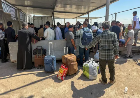 مسافرون عند معبر الشلامجة الحدودي بين العراق وإيران بعد أن أمرت السلطات العراقية بإغلاقه كإجراء احترازي عقب أحدث هجمات بطائرات مسيّرة على السعودية يوم 12 سبتمبر 2026 (رويترز)