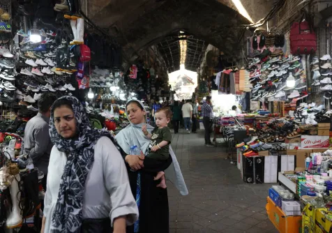 أشخاص يتجولون في سوق محلية بطهران 26 سبتمبر 2026 (رويترز)