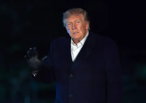 الرئيس الأميركي دونالد ترمب يلوّح للصحافيين أثناء سيره في الحديقة الجنوبية عند وصوله إلى البيت الأبيض يوم 8 أكتوبر 2026 (أ.ب)