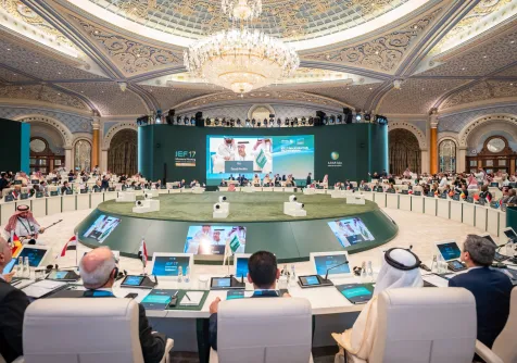 الأمير عبد العزيز بن سلمان خلال كلمته الافتتاحية في المنتدى (الشرق الأوسط)