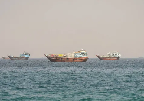 سفن تعبر مضيق هرمز كما تبدو من شبه جزيرة مسندم العُمانية يوم الاثنين (رويترز)