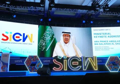الأمير عبد العزيز بن سلمان خلال إلقائه كلمة رئيسية في أسبوع سنغافورة الدولي للطاقة (إكس)