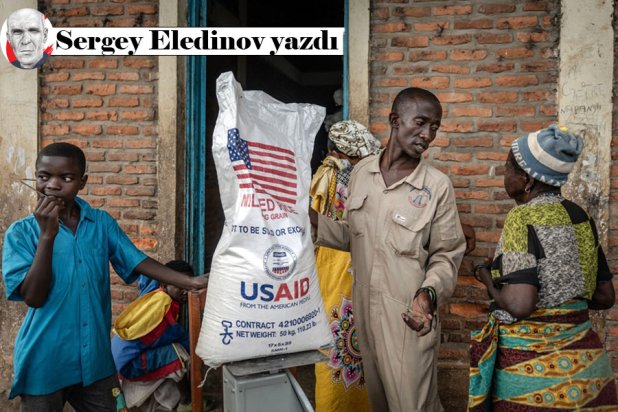 Buganda yakınlarında, Kongo'dan gelen ve ABD Uluslararası Kalkınma Ajansı'nın (USAID) son yardımlarından gıda yardımı almayı bekleyen mültecilerle konuşan Burundi hükümet yetkilisi, 6 Mayıs 2025 (AFP)