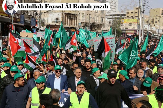 Ürdün’ün başkenti Amman'da Gazze'ye destek için bir araya gelerek Ürdün ve Filistin bayraklarının yanı sıra Müslüman Kardeşler bayrakları taşıyan protestocular, 27 Ocak 2023 (AFP)