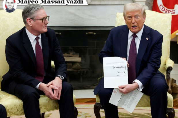 ABD Başkanı Donald Trump, Washington'daki Beyaz Saray'ın Oval Ofisi'nde İngiltere Başbakanı Keir Starmer ile yaptığı görüşmede İngiltere Kralı Charles'ın mektubunu tutarken, 27 Şubat 2025 (Reuters)