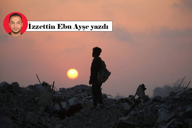 İsrail'in Gazze’ye yönelik bombardımanında yıkılan binaların kalıntıları, Bureyc Mülteci Kampı’nda gün batımında (AFP)