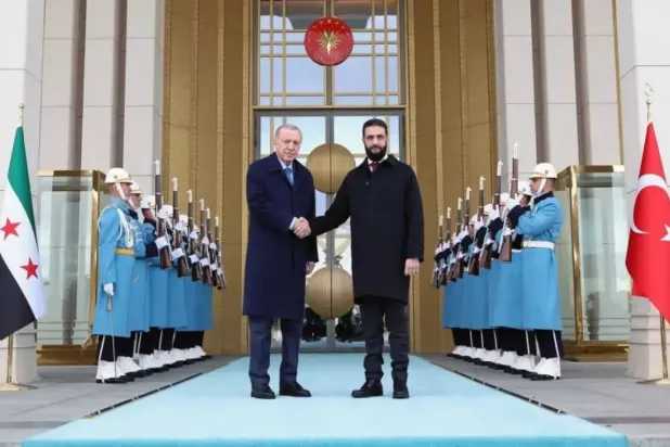 Cumhurbaşkanı Recep Tayyip Erdoğan, 4 Şubat 2025 tarihinde Ankara'ya yaptığı ilk ziyaret sırasında Suriye Cumhurbaşkanı Ahmed eş-Şera'yı karşıladı. (Cumhurbaşkanlığı)