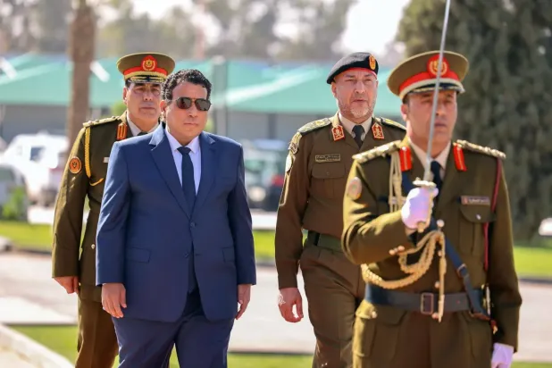 Libya Başkanlık Konseyi Başkanı Muhammed el-Menfi, Libya'nın batısındaki bir askeri karargâha yaptığı ziyaret sırasında (El-Menfi'nin ofisi)