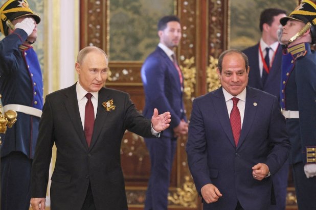 Rusya Devlet Başkanı Vladimir Putin, Moskova'daki Kremlin Sarayı’nda Mısır Devlet Başkanı Abdulfettah es-Sisi ile görüştü, 9 Mayıs 2025 (AFP)