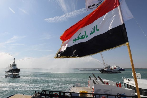 Irak'ın güneyindeki Basra vilayetinde, uygulayıcı Koreli şirketten Faw Limanı’ndaki beş büyük rıhtımın devredilmesi sırasında Irak ordusu geçit töreni düzenledi, 7 Kasım 2024 (AFP)