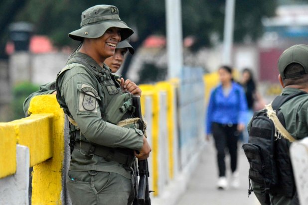 Kolombiya'nın Cúcuta kentinden Venazuela’ya geçişte Venezuela sınır kapısını koruyan askerler, 3 Ocak 2026 (AFP)