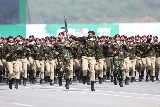 Pakistan Günü'nü kutlamak için düzenlenen askeri geçit töreninde Özel Hizmetler Grubu (SSG) askerleri, 23 Mart 2022 (Reuters)