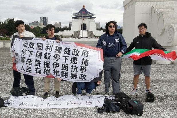 Tayvan’ın Taipei kentinde İran'daki hükümet karşıtı protestoları destekleyen bir protesto gösterisi, 25 Ocak 2026 (AP)