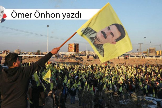 Suriye'nin kuzeydoğusundaki Haseke'de, Suriye Demokratik Güçleri (SDG) savaşçılarının, Türkiye’de tutuklu PKK lideri Abdullah Öcalan'ın posterini taşıdığı bir toplantı (Arşiv_Reuters)