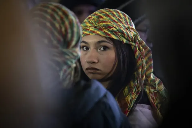 Almanya’nın Frankfurt kentinde Suriyeli Kürtlerle dayanışma için düzenlenen gösteriye katılan bir Kürt protestocu (DPA)