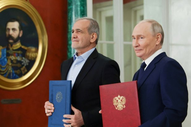 Rusya Devlet Başkanı Vladimir Putin ve İran Devlet Başkanı Mesud Pezeşkiyan, iki ülke arasındaki Kapsamlı Stratejik Ortaklık Anlaşması'nın imza töreninde, Kremlin, Rusya, 17 Ocak 2025 (Reuters)