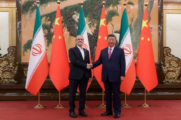 Çin Cumhurbaşkanı Şi Cinping, Pekin'deki Büyük Halk Salonu'nda İranlı mevkidaşı Mesud Pezeşkiyan'ı kabul etti (Arşiv-İran Cumhurbaşkanlığı)