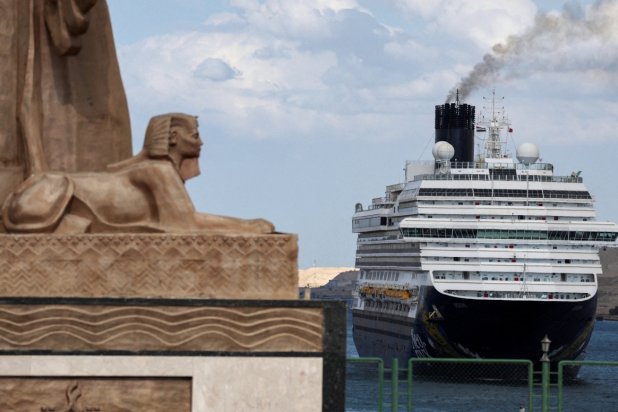 Mısır'ın Süveyş Kanalı'ndan geçen bir gemi, 25 Kasım 2025