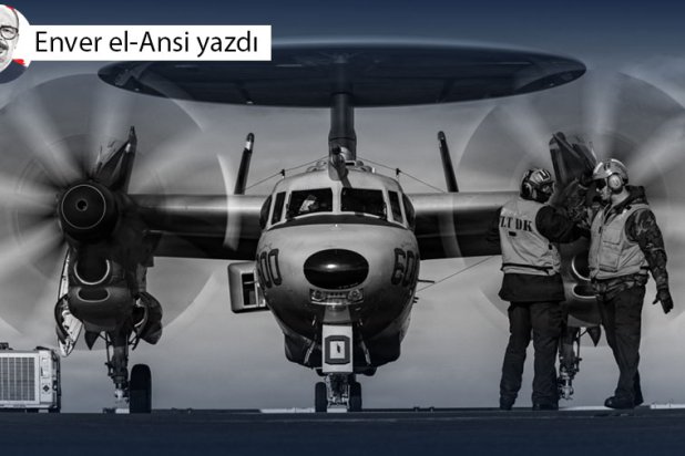 ABD Donanması denizcileri, USS Gerald R. Ford uçak gemisinin güvertesinde seyreden 124. Hava Komuta ve Kontrol Filosu'ndan bir E-2D Hawkeye uçağına sinyaller gönderiyor, 28 Şubat 2026 (Reuters)