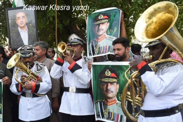 Donald Trump'ın iki haftalık ateşkesi kabul ettiğini açıklamasının ardından, Genel Rikşa Sürücüleri Birliği'nden çalışanlar, Pakistan Genelkurmay Başkanı Asım Münir ve siyasetçi Bilavel Butto Zerdari'nin resimleri ile kutlama yaparken, Lahor, 8 Nisan (Reuters)