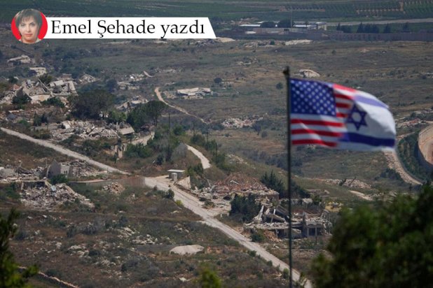 İsrail ve ABD bayraklarının bir arada bulunduğu bir bilimsel toplantı; arka planda Güney Lübnan’daki yıkılmış binalar (AP) 