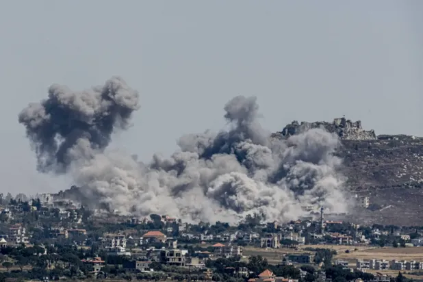 Güney Lübnan'daki Nebatiye'den görülen, tarihi Şakif (Beaufort) Kalesi yakınlarını hedef alan İsrail hava saldırısı, 4 Haziran 2026 (New York Times)