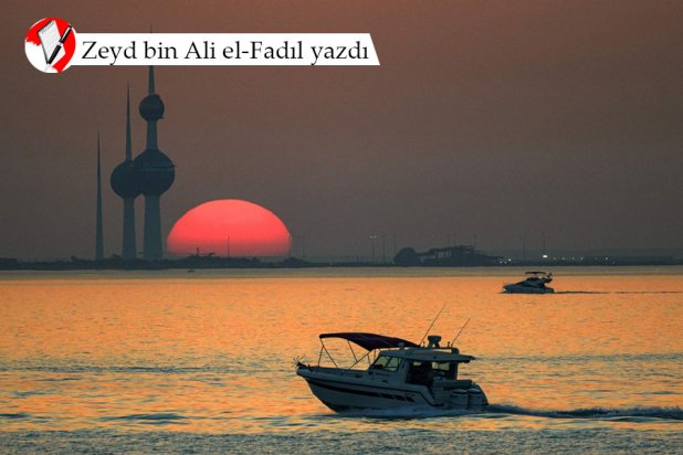 Başkent Kuveyt’te güneş ünlü Kuveyt Kulesi'nin arkasına inerken Basra (Arap) Körfezi sularında ilerleyen bir tekne, 9 Haziran 2026 (AFP)