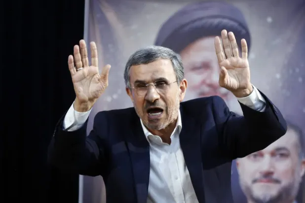 Ahmedinejad, 2024 haziranında İçişleri Bakanlığı bünyesindeki cumhurbaşkanlığı seçimleri aday kayıt komitesi merkezine gelişi sırasında destekçilerine el sallarken (arşiv - EPA)