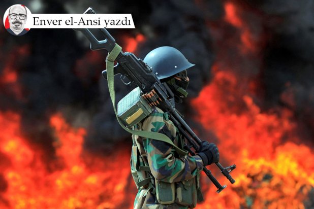 Yemen'in başkenti Sanaa’da, bir ateş ocağının önünde nöbet tutan bir Husi, 26 Haziran 2022 (AFP)