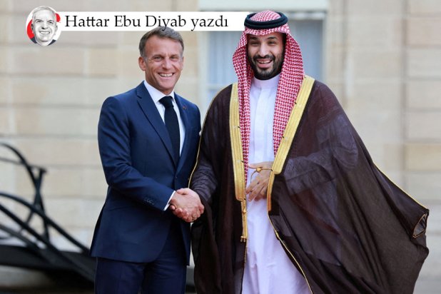 Suudi Arabistan Veliaht Prensi Muhammed bin Selman, Paris'teki Elysee Sarayı'nda görüştüğü Fransa Cumhurbaşkanı Emmanuel Macron ile tokalaşıyor, 24 Ağustos 2026 (Reuters)