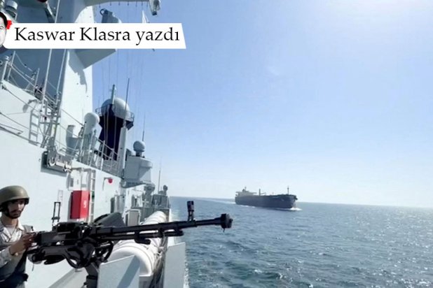 Bilinmeyen bir konumda, ABD-İsrail ve İran savaşı çerçevesinde, başlıca deniz rotalarını tehdit eden bölgesel gerginlikler sırasında, ‘Deniz Muhafızı’ adı verilen bir deniz güvenlik operasyonu kapsamında ticari bir gemiye eşlik eden Pakistan Deniz Kuvvetleri'ne ait bir gemide Pakistanlı bir denizci, 9 Mart 2026 (Reuters)