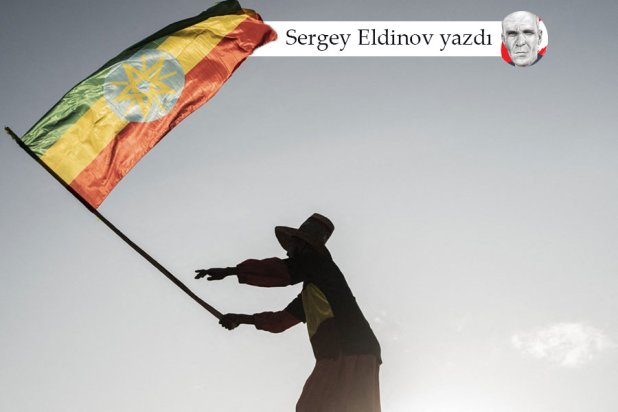 Addis Ababa'da, Etiyopya Silahlı Kuvvetleri'ni desteklemek için düzenlenen bir gösteri sırasında toplanan diğerlerine katılan bir adam Etiyopya bayrağı sallıyor (AFP)