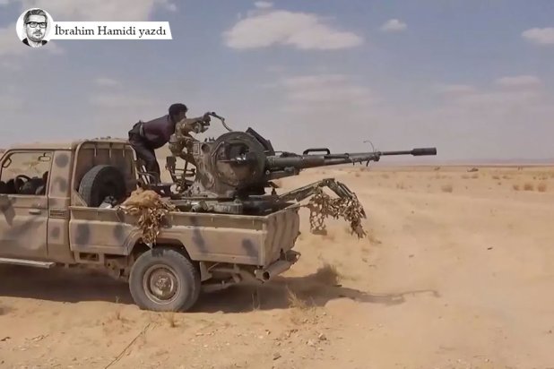 Bir Husi militanı, askeri bir araca monte edilmiş top ile ateş açarken. (AP)